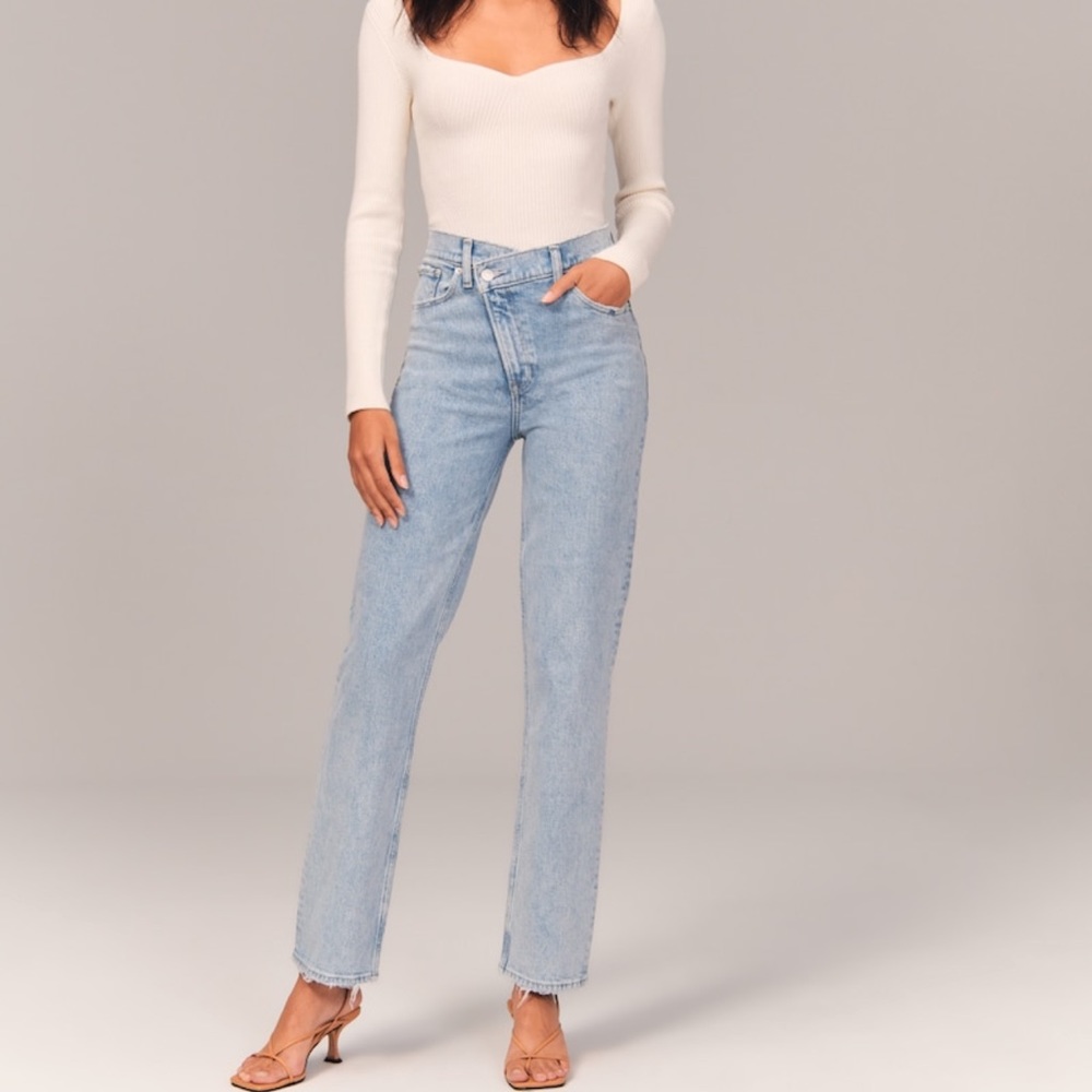 Abercrombie Ultra High Rise 90s Straight Jean